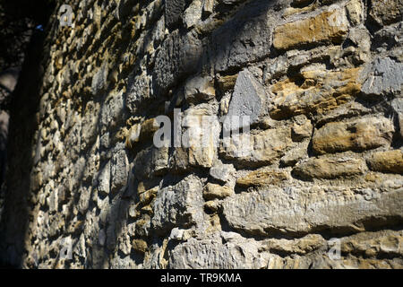 Mur en pierres naturelles ou en briques avec amour égaré photographié dans un parc en Allemagne Banque D'Images