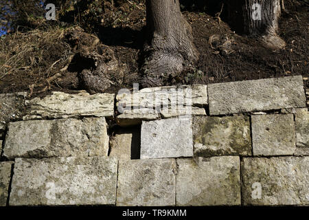Mur en pierres naturelles ou en briques avec amour égaré photographié dans un parc en Allemagne Banque D'Images