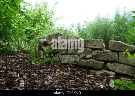 Mur en pierres naturelles ou en briques avec amour égaré photographié dans un parc en Allemagne Banque D'Images