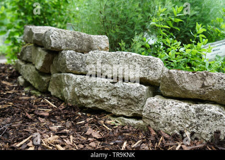 Mur en pierres naturelles ou en briques avec amour égaré photographié dans un parc en Allemagne Banque D'Images