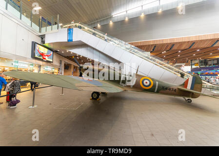 Replica Spitfire de la Seconde Guerre mondiale avion de chasse sur l'affichage à l'intérieur de la gare de London Bridge, pour commémorer le 75e anniversaire du Jour J Banque D'Images