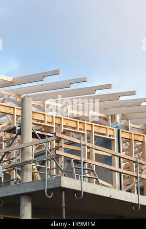 La construction de nouvelles maisons avec balcons et fermes de toit. Banque D'Images