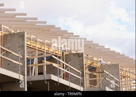 La construction d'une nouvelle maison avec des murs en béton, d'un balcon et de fermes de toit. Banque D'Images
