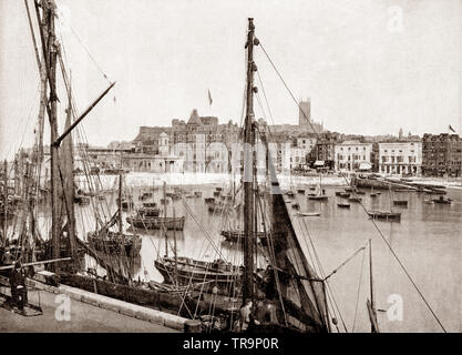 Un 19e siècle voir des bateaux de pêche et yachts dans le port de Margate. Dans une ville balnéaire de Margate, Kent, Thanet dans le sud-est de l'Angleterre a été un premier complexe en bord de mer et d'une destination de vacances traditionnelles pour les Londoniens appelée sur ses plages de sable, pendant au moins 250 ans. Banque D'Images