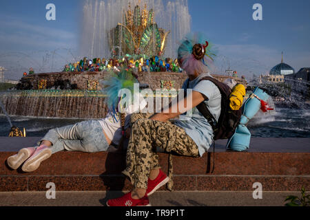 La Fontaine aux Fleurs de Pierre après la restauration sur l'avenue principale de l'exposition VDNH à Moscou, Russie Banque D'Images