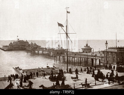 Un 19e siècle vue de la jetée Ouest à Brighton, East Sussex, Angleterre. Il a été conçu par Eugenius Birch et ouvert en 1866 au cours de l'explosion de plaisir pier bâtiment dans les années 1860, et a été conçu pour attirer les touristes à Brighton. Banque D'Images