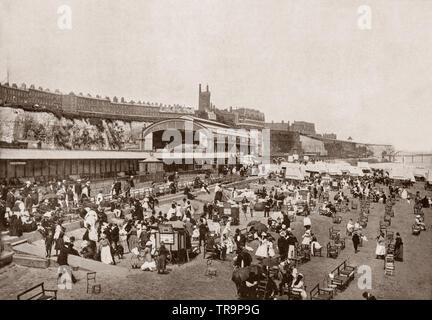 Un 19e siècle voir des vacanciers sur la plage de sable à Ramsgate, dans une ville balnéaire dans le district de Thanet dans le Kent, en Angleterre, est célèbre pour ses sables bitumineux glorieux, baignade, les hôtels, les bibliothèques, les églises et l'climat. L'architecte A W Pugin et ses fils a vécu à Ramsgate et construit plusieurs bâtiments importants, notamment l'église Saint Augustin, La Grange, abbaye Saint-Augustin et The Granville Hotel. Banque D'Images