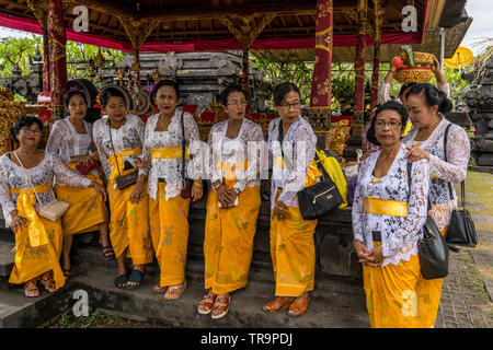 Les femmes balinaises vêtus de robes de cérémonie à la cour intérieure de Goa Lawah Pura Balinais (pour 'Bat Cave Temple") pendant le festival traditionnel de Kuningan Banque D'Images