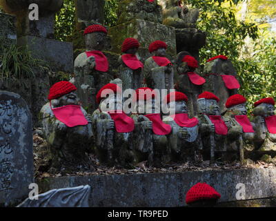 Statues jizo sur mountain takao Banque D'Images