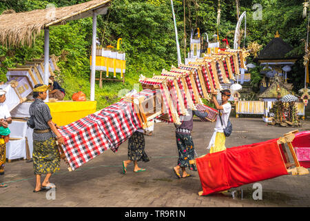 Les hommes de la préparation pour le temple balinais festival religieux Galungan et Kuningan Banque D'Images