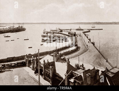 Un 19e siècle voir du Royal Pier (auparavant appelé Victoria pier) à Southampton, Hampshire, Angleterre. Les 900 pieds de long pier a été ouvert en 1833 pour fournir des services de bateau à vapeur avec quelque part à quai. Avant la construction de l'embarcadère steamer passagers dû soit le transit de l'estran vaseux ou font usage de Town Quay qui était déjà bondé d'autres activités commerciales. Sur une période de deux ans à partir de 1891 la jetée a été reconstruit en fer et la station a été élargie pour accueillir deux plates-formes et les installations pour permettre à la jetée pour être utilisé comme une jetée ajouté. Banque D'Images