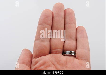 Man palm avec bague noire sur vue en gros isolé Banque D'Images