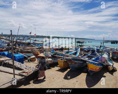 Des bateaux de pêche amarrés sur une plage à la baie de Jimbaran, Bali, Indonésie Banque D'Images