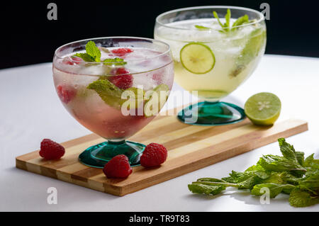 Mojito framboise et rhum mojito cocktails avec des ingrédients, limes, le citron, la menthe, le sucre brun et les framboises. Concept pour restaurants, de l'alimentation et Banque D'Images