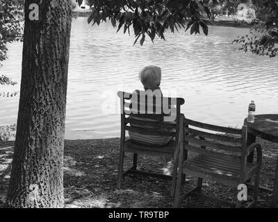 Senior citizen bénéficiant d''un moment de calme à proximité d'un lac dans le New Jersey. Banque D'Images