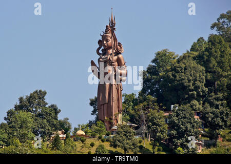 Grande statue en cuivre de Kailashnath Mahadev, conçus pour ressembler à des images du dieu hindou Shiva, Sanga, Népal Banque D'Images