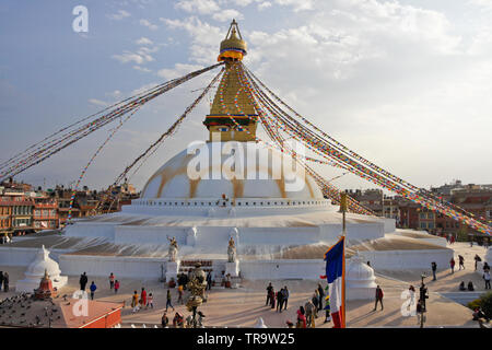 Stupa Bouddhiste Tibétain Boudhanath avec les drapeaux de prières colorés voler dans la lumière de fin d'après-midi, Katmandou, Népal Banque D'Images