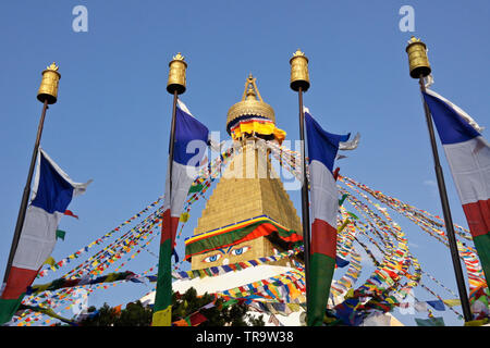 Stupa Bouddhiste Tibétain Boudhanath avec drapeaux de prière multicolores, Katmandou, Népal Banque D'Images