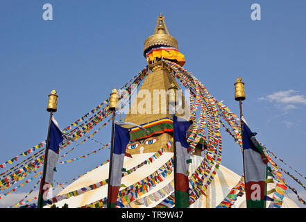 Stupa Bouddhiste Tibétain Boudhanath avec drapeaux de prière multicolores, Katmandou, Népal Banque D'Images