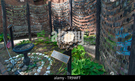 Dog Tags hanging in North Church courtyard à Boston à l'honneur des soldats tombés au combat Banque D'Images