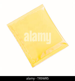 Sachet en plastique jaune à blanc pour la médecine, les médicaments, café, sucre, sel, épices, isolé sur fond blanc . with clipping path Banque D'Images