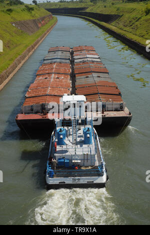 Barge par le soja Pereira Barreto channel, considéré comme le deuxième plus grand canal artificiel de l'eau douce dans le monde situé dans l'état Banque D'Images