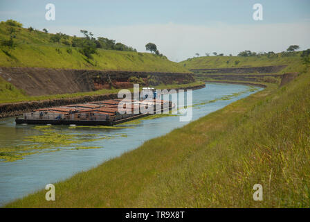 Barge par le soja Pereira Barreto channel, considéré comme le deuxième plus grand canal artificiel de l'eau douce dans le monde situé dans l'état Banque D'Images