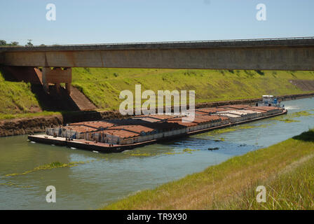 Barge par le soja Pereira Barreto channel, considéré comme le deuxième plus grand canal artificiel de l'eau douce dans le monde situé dans l'état Banque D'Images