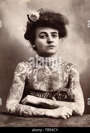 Maud Stevens Wagner, artiste de tatouage, vers 1907. La photographie montre la demi-longueur portrait d'une femme tatooes ou corps peinture couvrant ses bras et la poitrine. Banque D'Images