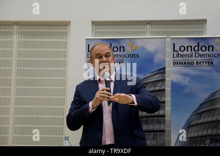 London / UK - 31 mai 2019 : Ed Davey, député libéral-démocrate de Kingston et Surbiton, lors de la campagne électorale du parti dans la ville de London Academy de Highbury, au nord de Londres Banque D'Images