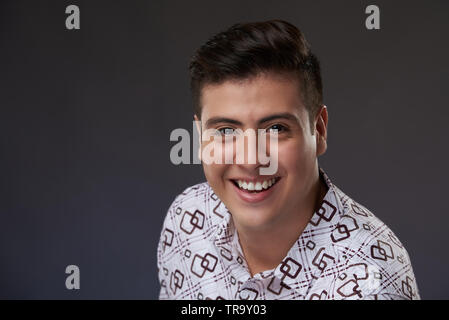 Head shot of l'homme isolé sur fond gris studio Banque D'Images