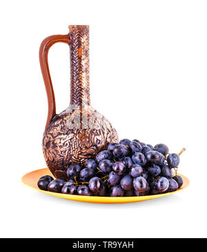 Les raisins bleus et d'argile pot sur fond blanc Banque D'Images
