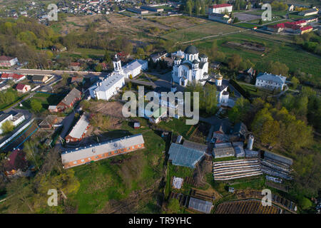 Une vue de la hauteur de l'Savior-Euphrosyne couvent sur une journée ensoleillée d'avril (Photographie aérienne). Polatsk, Bélarus Banque D'Images