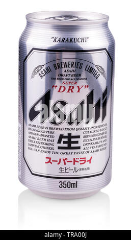KAMCHATKA, Russie - le 13 octobre 2017 : La bière Asahi Super Dry can sur blanc. Asahi a été fondée à Osaka, Japon Asahi est Banque D'Images