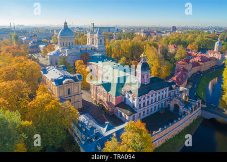 Vue sur le Monastère Alexandre Nevsky dans l'automne doré (Photographie aérienne). Saint-pétersbourg, Russie Banque D'Images