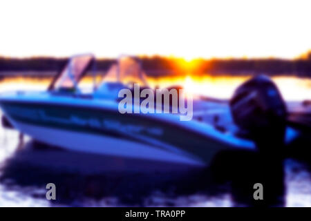 Résumé arrière-plan flou avec bateau de pêche parking sur la jetée en bois. Bateau de pêche coucher de soleil. Résumé arrière-plan flou flou avec lig Banque D'Images