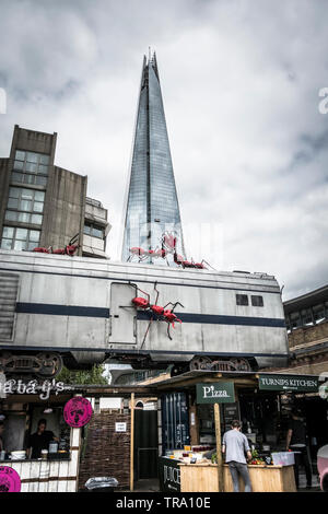 Train et de fourmis rouges géantes à l'installation de triage de vinaigre, St Thomas Street, London Bridge, London, SE1, UK Banque D'Images