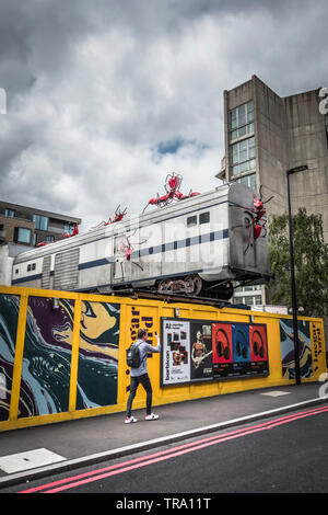 Train et de fourmis rouges géantes à l'installation de triage de vinaigre, St Thomas Street, London Bridge, London, SE1, UK Banque D'Images