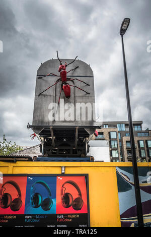 Train et de fourmis rouges géantes à l'installation de triage de vinaigre, St Thomas Street, London Bridge, London, SE1, UK Banque D'Images