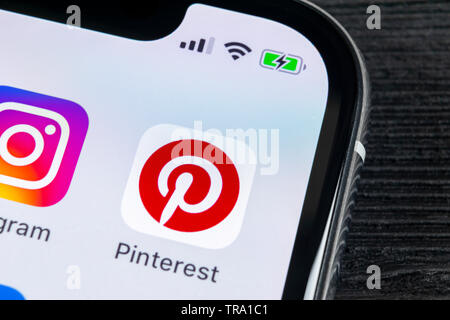 Kaliningrad, Russie, le 27 avril 2018 : l'icône de l'application de Pinterest sur Apple iPhone X de l'écran du smartphone. Icône de l'application de Pinterest. Pinterest est la population Banque D'Images
