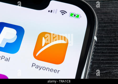 Kaliningrad, Russie, le 27 avril 2018 : Carte Payoneer icône sur l'écran du smartphone Apple iPhone X close-up. Carte Payoneer icône de l'application. Carte Payoneer est une sur Banque D'Images