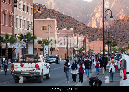 Les enfants musulmans à la maison de l'école avec l'Anti-Atlas au loin. Tafraoute, Tiznit, Maroc Souss-Massa, Province, de l'Afrique. Banque D'Images