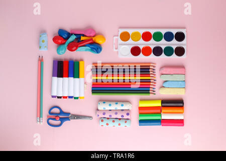 Toolks l'école et divers articles de papeterie en couleur. Retour à l'école, notion d'arrière-plan de mise à plat Banque D'Images