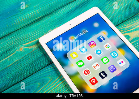Kaliningrad, Russie, 1 avril, 2018 : Apple iPad avec des icônes de médias sociaux Facebook, Twitter, instagram, application snapchat à l'écran. Me Social Banque D'Images