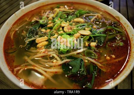 Soupe aux nouilles Suanla chaudes et aigre chinoises Banque D'Images