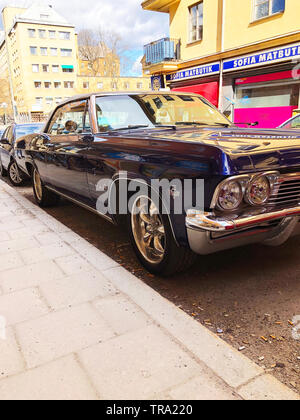 Stockholm, Suède, le 21 avril 2018 : vue avant du vieux rétro classic car Chevrolet Impala SS 1965 on city street. Esthétique auto Banque D'Images