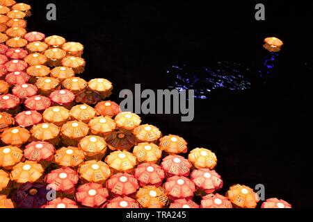 Lampions sur l'eau au cours du festival des lanternes de Séoul, Cheonggyecheon Stream, Séoul, Corée Banque D'Images