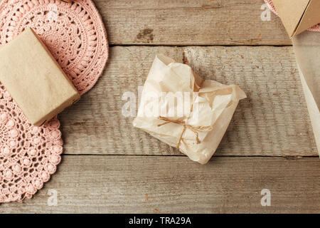 Maison de vacances décoration naturelle ou idée cadeau - savon naturel à l'emballage du papier, zéro déchets concept de vie, fond monochrome, copy space Banque D'Images