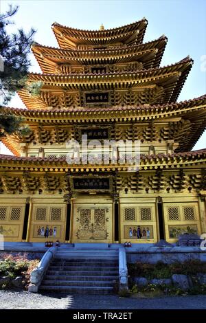 Pagode dorée du mouvement religieux de Jeung San do à Cheongju, en Corée Banque D'Images