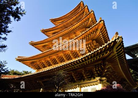 Pagode dorée du mouvement religieux de Jeung San do à Cheongju, en Corée Banque D'Images